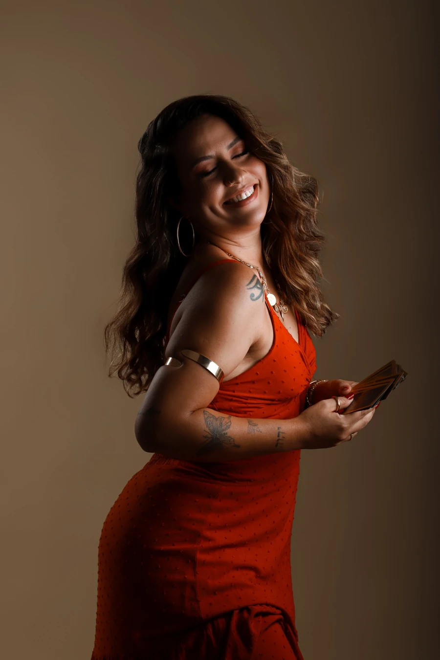 Ana Castro sorrindo com cartas nas mãos